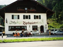 Vorbeifahren, U-Turn und Foto am Zipflwirt!