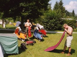 Alter Angeber mit der Luftmatratze.