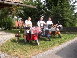 Abfahrt in Fischach bei Augsburg. Domi, Robbi und Tobi.