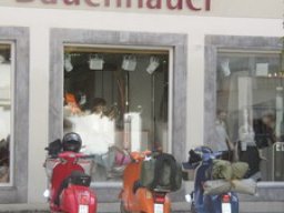 Drei Ladies von ihrer Kehrseite.