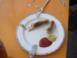 Gegrillte Weisswurscht mit Ketchup! Und das noch in Bayern!