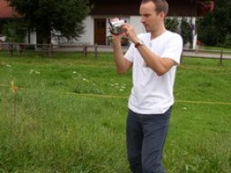 Ach ja, da war noch die Sache mit dem Film *knatter*.