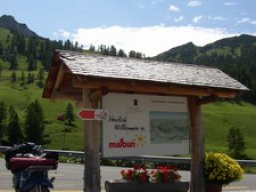 Da fährt man nach Malbun mit 23% Steigung und dann ist dort ein Eselfest!