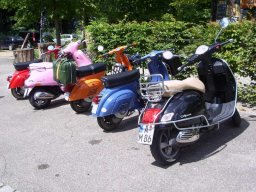 Vespa-Parkplatz am Schloss Scherneck.