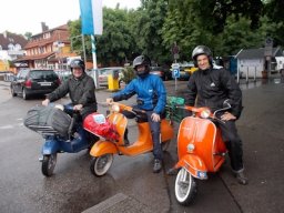 Nach der Pizzeria und einem längeren Regenstop gehts weiter.