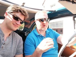 Fiat 500-Fahrer und Beifahrer.