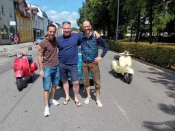 Domi kam noch spontan mit seiner 125er Vespa dazu.